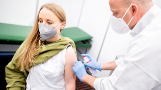 Eine Frau erhält eine Coronaimpfung im Bremer Impfzentrum.