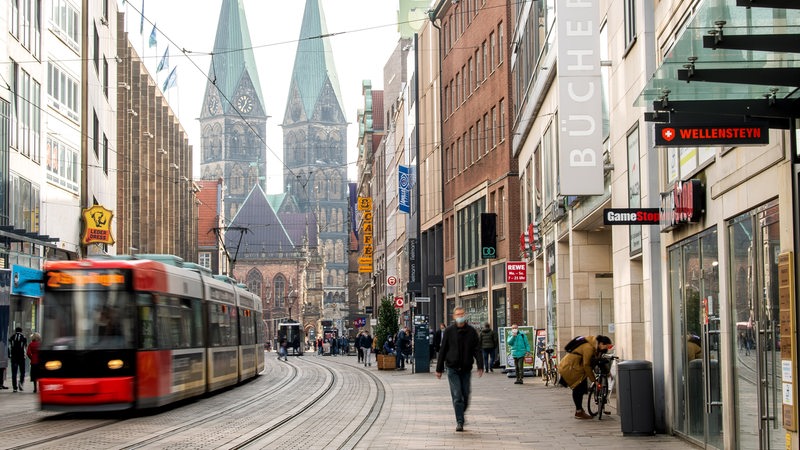 Menschen sind in der Obernstraße in der Bremer Innenstadt unterwegs.