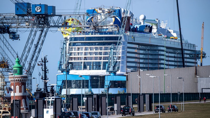 Das Meyer-Kreuzfahrtschiff "Odyssey of the Seas" liegt in Bremerhaven.