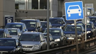 Hochstraße am Breitenweg in Bremen mit Verkehrsschild Kraftfahrstraße und Autos im Stau stehend.