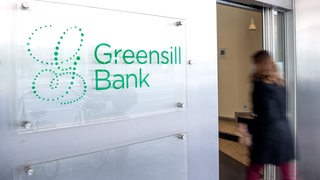 Ein Schild mit dem Firmennamen "Greensill Bank" hängt am Eingang der Bremer Privatbank (Archivbild)