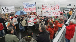 Mitglieder der Bürgerinitiative "Obervieland/Huckelriede für eine menschengerechte A281"  demonstrieren.