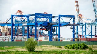 Ein Portalkran steht auf dem Gelaende vom Containerterminal Bremerhaven.