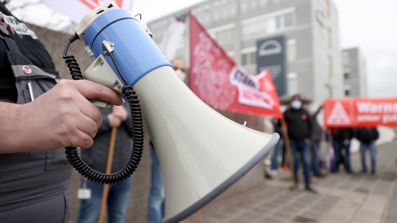 Beschäftigte des Lastwagenbauers MAN in Nürnberg protestieren vor dem Unternehmen für mehr Lohn.