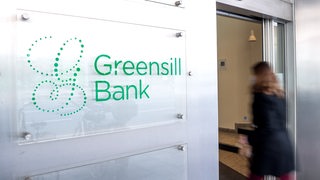 Ein Schild mit dem Firmennamen "Greensill Bank" hängt am Eingang der Bremer Privatbank.