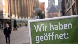 Auf einem Schild in der Obernstraße steht "Wir haben geöffnet" (Archivbild)