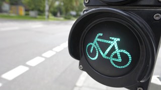 Eine Fahrrad-Ampel hat Grün
