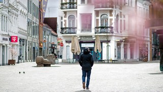 Ein Mann geht durch die Lange Straße in der Oldenburger Innenstadt. 