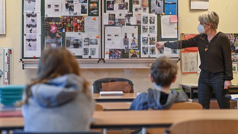 Cornelia Herrmann, Klassenlehrerin einer 4. Klasse an der Grundschule "Am Mühlenfließ" in Booßen einem Ortsteil der Stadt Frankfurt (Oder), unterrichtet Schüler.
