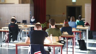 Schüler sitzen bei einer Prüfung