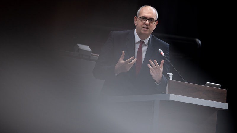 Andreas Bovenschulte (SPD), Bürgermeister von Bremen, spricht bei einer Sondersitzung der Bremischen Bürgerschaft zu neuen Corona-Maßnahmen.