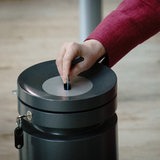 Eine Hand steckt eine Stimmkarte im Bundestag in die Wahlurne