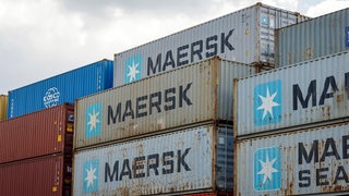 Gestapelte Container der Reederei maersk