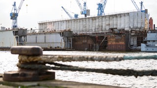 Die "Gorch Fock" liegt in einem Trockendock in Bremerhaven, das eine Werft aus Elsfleth angemietet hat