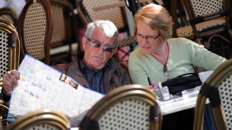 Ein Rentnerpaar sitzt in einem Cafe (Symbolbild)
