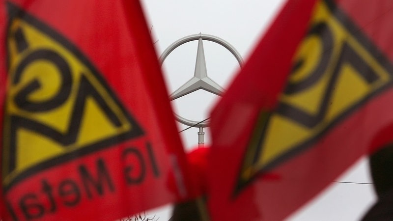 Fahnen der IG Metall vor Daimler-Stern