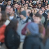Eine anonyme Menschenmenge in einer Stadt.