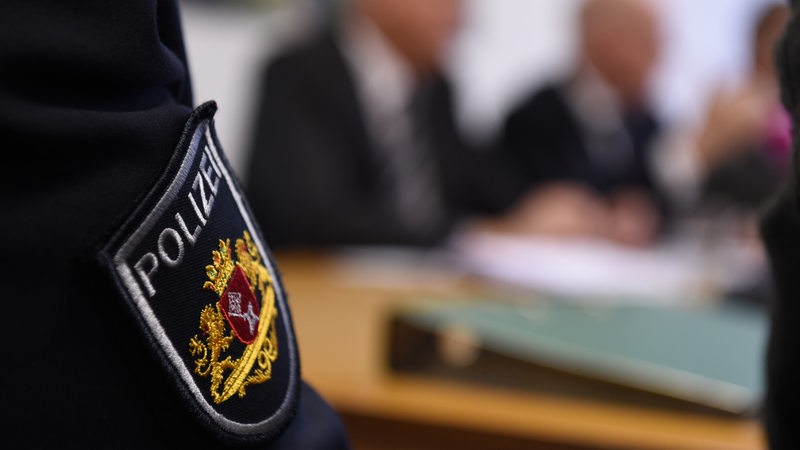 Ein Polizist mit dem Abzeichen der Polizei Bremen am Arm