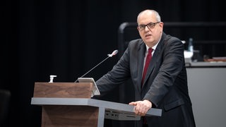 Andreas Bovenschulte (SPD), Bürgermeister von Bremen, hält im Landesparlament eine Regierungserklärung zu den aktuellen Maßnahmen gegen die Corona-Pandemie.