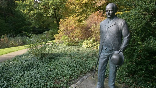 Bronzeplastik Baron Ludwig Knoops im Knoops Park in Bremen-Nord (Archivbild)