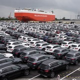 Reihenweise Neuwagen warten auf ihre Verladung am Autoterminal in Bremerhaven.