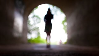 Silhouette einer Frau am Eingang eines Tunnels (Symbolbild)