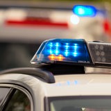 Ein Einsatzfahrzeug der Polizei mit Blaulicht, im Hintergrund ist ein Rettungswagen zu sehen. (Symbolbild)