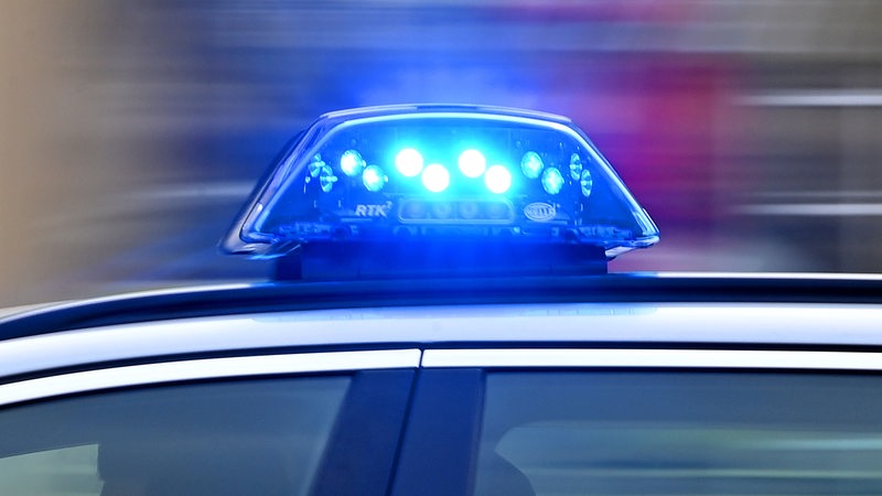 Blaulicht auf einem Polizeifahrzeug (Symbolbild)