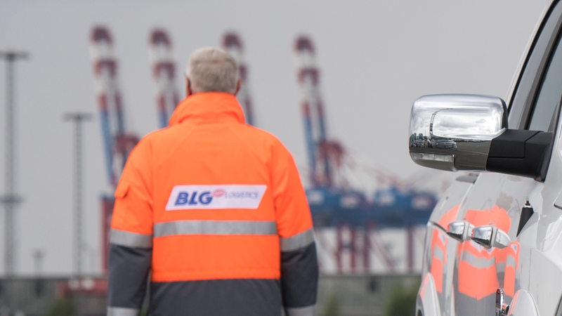 Ein Mitarbeiter auf dem Autoterminal der BLG Logistics Group in Bremerhaven (Archivbild)