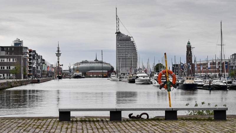 Blick vom Yachthaven auf die Gebäude von Bremerhaven