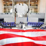 Bremer Speckflagge vor dem Plenarsaal des Deutschen Bundestages in Berlin (Montage)
