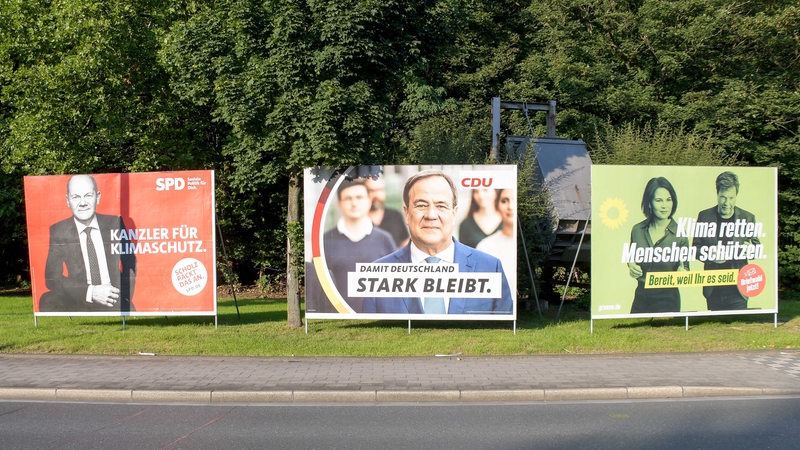3 Wahlplakate zur Bundestagswahl 2021 von den Parteien SPD, CDU und Die Grünen