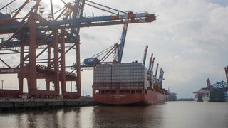 Das Containerschiff "Cap San Lorenzo" im Hamburger Hafen verlassen. 
