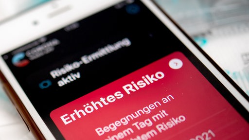 Corona-Warn-App zeigt ein erhöhtes Risiko an (Archivbild)