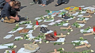 Rosen, symbolische Grabkreuze, Kerzen und Zettel mit persönlichen Botschaften haben Freunde und Angehörige von Verstorbenen anlässlich des "Bundesweiten Gedenktages für verstorbene DrogengebraucherInnen" niedergelegt