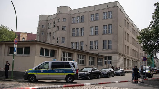 Einsatzkräfte der Polizei stehen vor einer Schule in Bremerhaven.