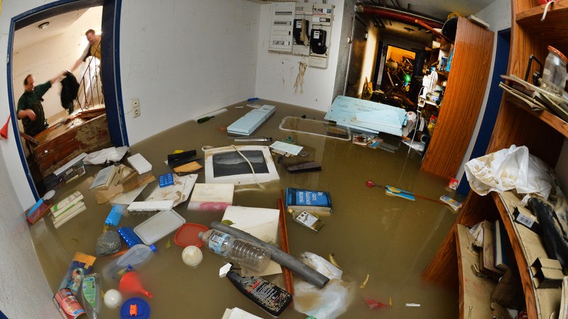 Ein vollgelaufener Keller in einem Wohnhaus nach einer Überschwemmung (Archivbild)