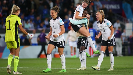 Deutsche Nationalspielerinnen jubeln nach dem Sieg gegen Frankreich im Halbfinale im Milton Keynes Stadion