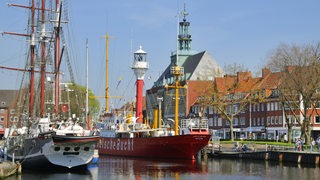Traditionsschiff und Museumsschiff Deutsche Bucht im Ratsdelft vor dem Emder Rathaus.