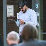 Junge Wähler und Wählerinnen warten vor einem Wahllokal