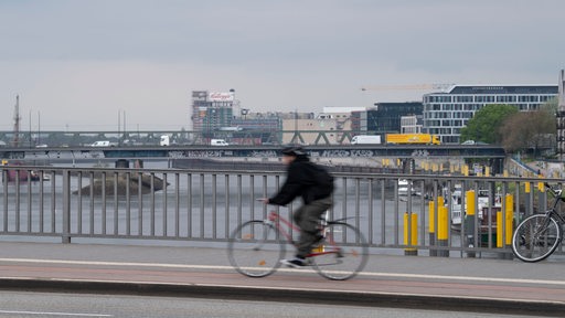 Ein Fahrrad fährt über die Bremer Wilhelm-Kaisen-Brücke.