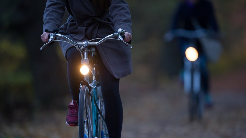 Fahrradfahren mit Licht im Herbst (Symbolbild)