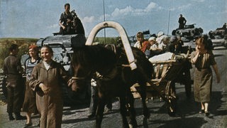 Deutsche Panzertruppen auf dem Vormarsch; russische Flüchtlinge auf dem Heimweg in ihr Dorf hinter der Frontlinie 1941