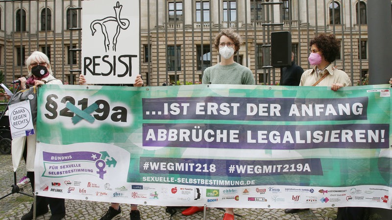 Frauen demonstrieren vor dem Bundesrat, zu Beginn der letzten Bundesratssitzung vor der Bundestagswahl, gegen den Paragraphen 219a StGB. 