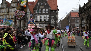 Die Gruppe "Die wilden Vogelreiter" nimmt am traditionellen Freimarktsumzug durch die Innenstadt von Bremen teil. 