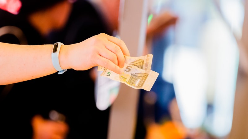 Hand hält Geldscheine 