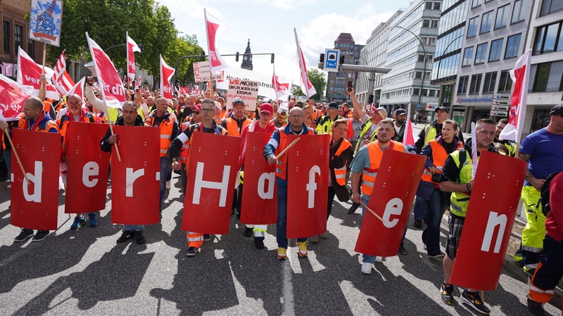 Demonstration der streikenden Hafenarbeiter in Hamburg
