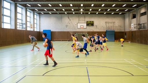 Basketballtraining in einer Sporthalle