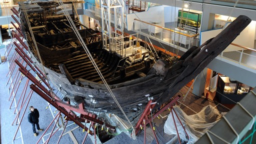 Eine original restaurierte Hansekogge steht in einem Stützgerüst aus Stahl im Deutschen Schifffahrtsmuseum von Bremerhaven.