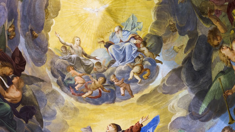 Maria Himmelfahrt. Die Dreifaltigkeit von Gottvater, Jesus und dem Heiligen Geist empfangen die von Engeln emporgetragene Maria im Himmelreich. Barockes Fresko des Antonio Busca von 1667 in der Kuppel der Kirche Santuario della Madonnina in Prato in Varese